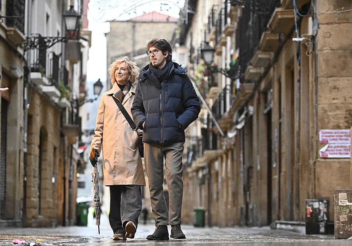 Ana Iríbar y su hijo Javier, en la calle 31 de agosto de San Sebastián.