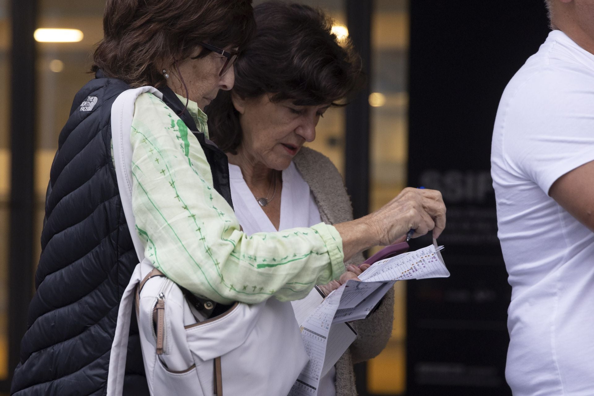 Colas en el Kursaal para conseguir entradas para el Zinemaldia
