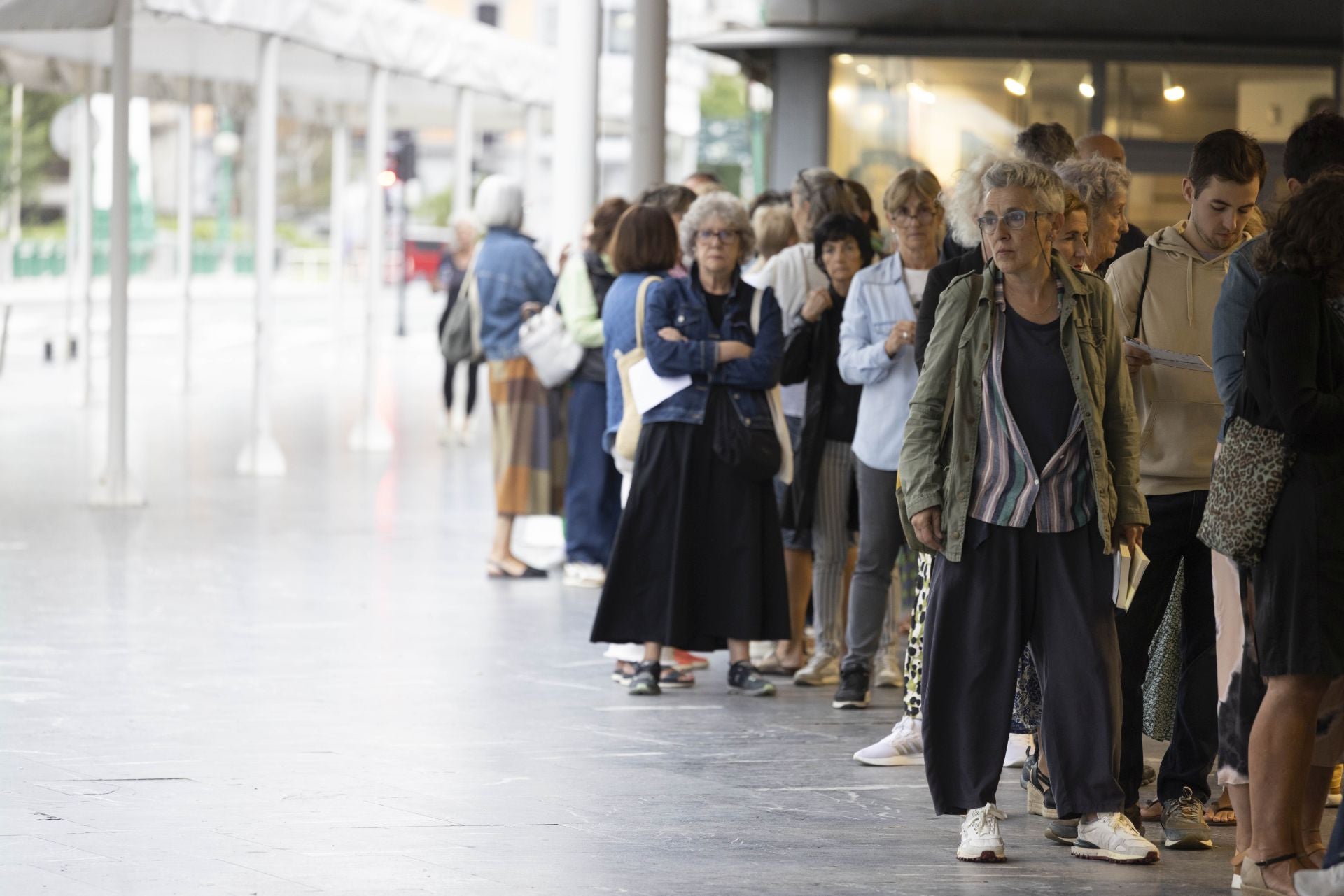 Colas en el Kursaal para conseguir entradas para el Zinemaldia