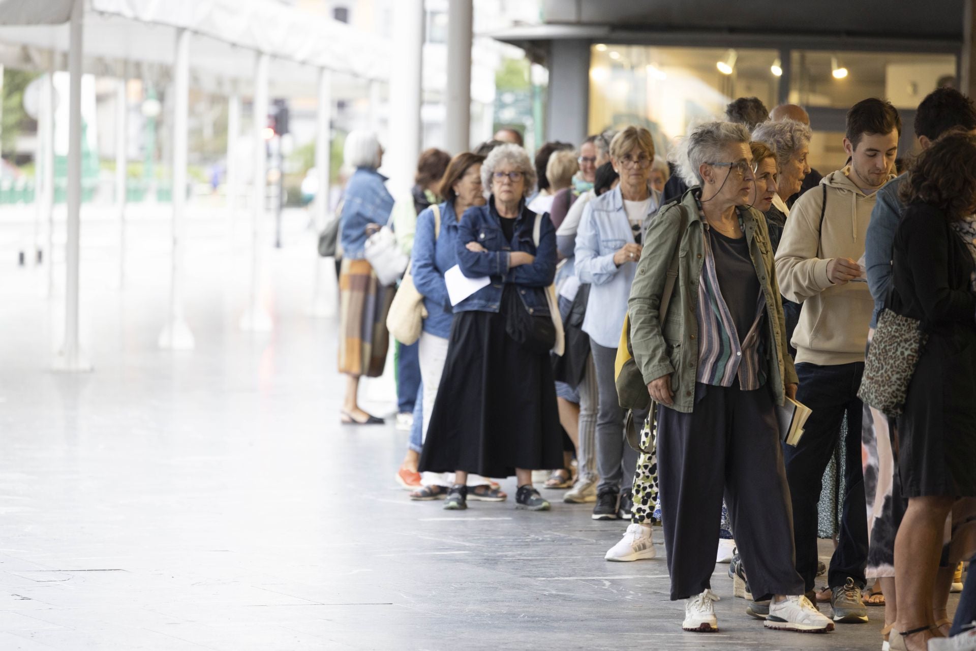 Colas en el Kursaal para conseguir entradas para el Zinemaldia