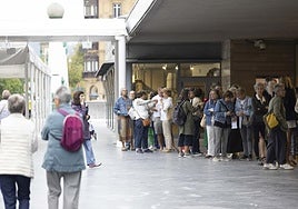 Colas en el Kursaal para conseguir entradas para el Zinemaldia