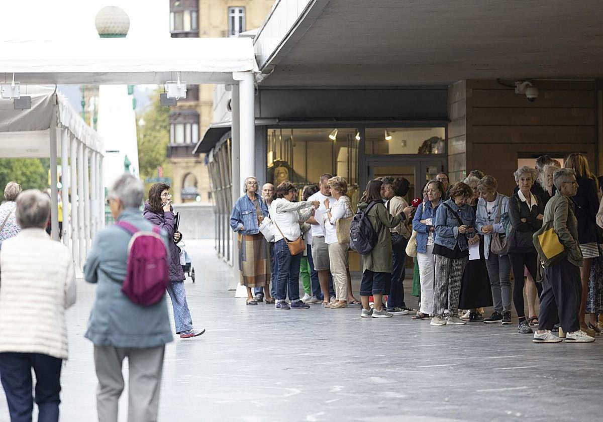 Colas en el Kursaal para conseguir entradas para el Zinemaldia