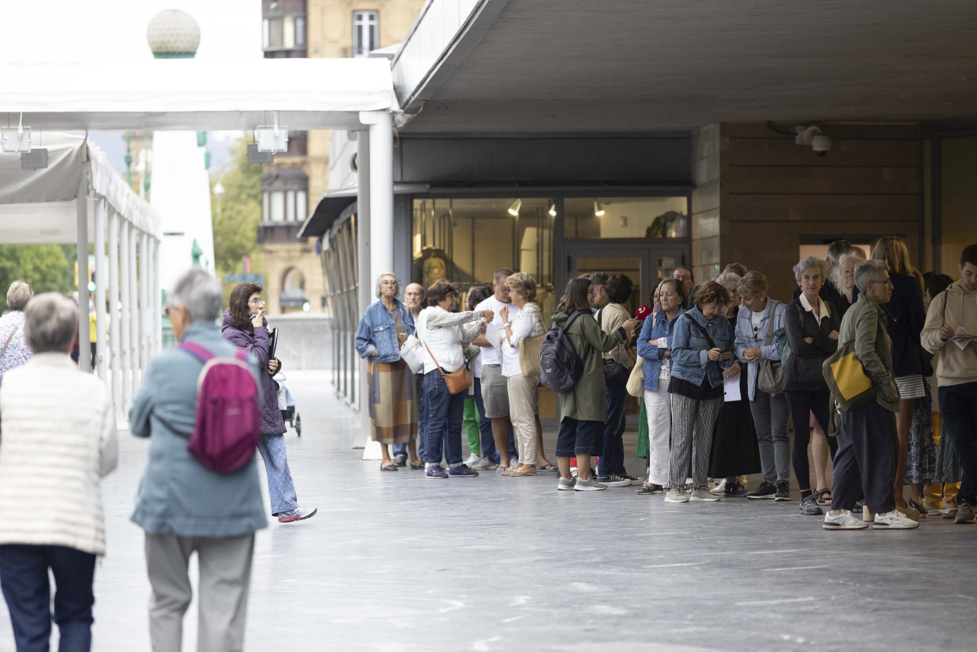 Colas en el Kursaal para conseguir entradas para el Zinemaldia