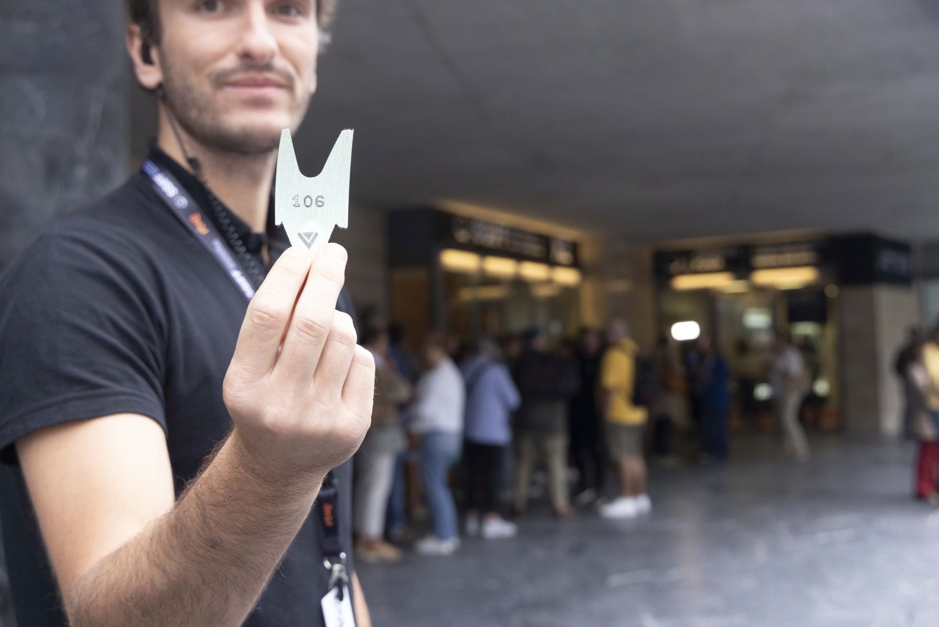 Colas en el Kursaal para conseguir entradas para el Zinemaldia