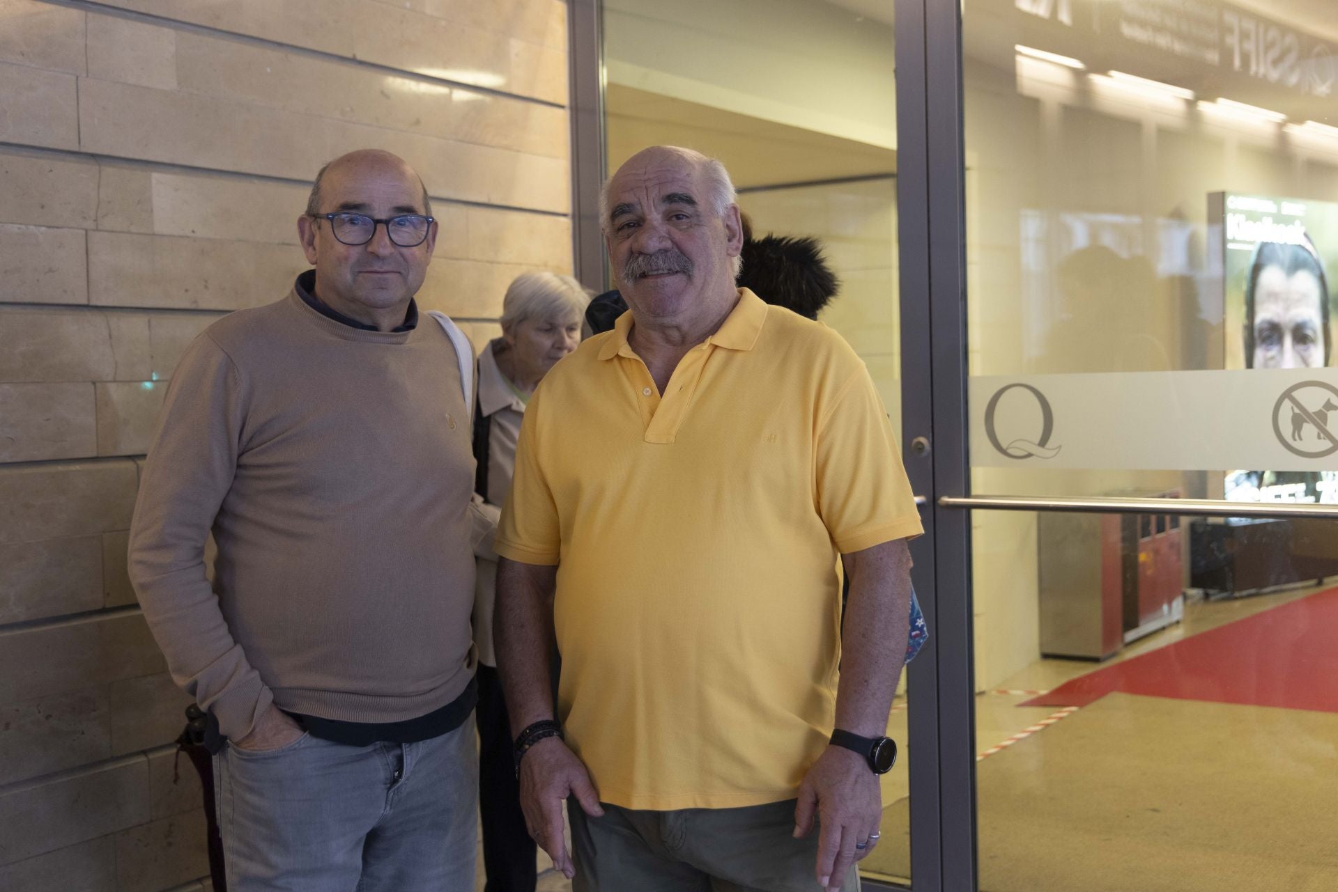 Colas en el Kursaal para conseguir entradas para el Zinemaldia