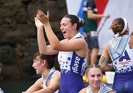 Las remeras de Arraun Lagunak celebran el triunfo de la Bandera de La Concha