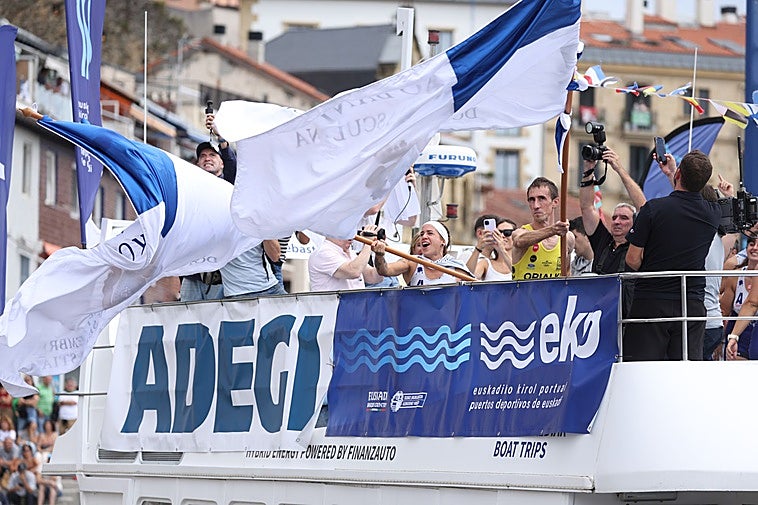 Mar Larrea y Gorka Aranberri ondean las banderas de La Concha logradas este domingo por Arraun y Orio.