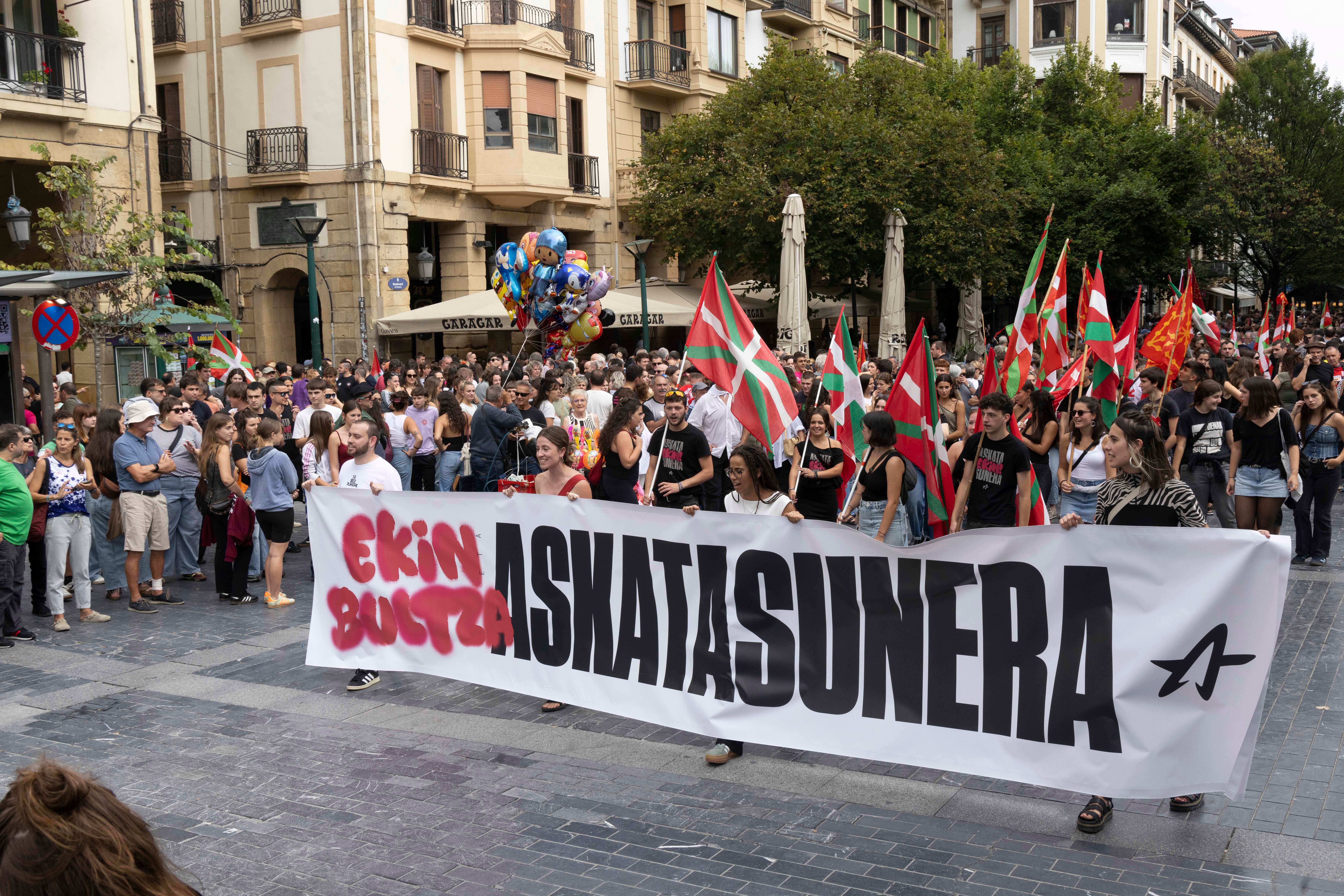 Cabeza de la manifestación de Ernai en el Boulevard donostiarra.