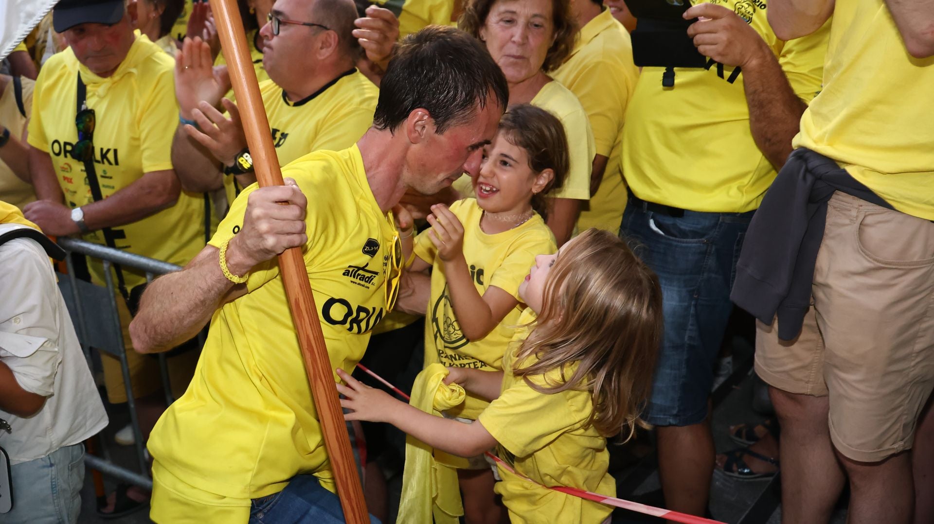 Gran recibimiento a la trainera de Orio