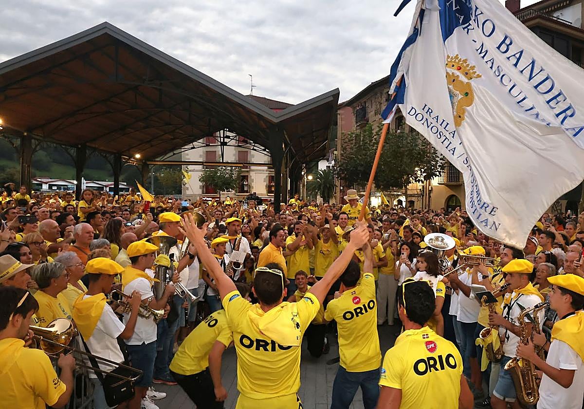 Gran recibimiento a la trainera de Orio