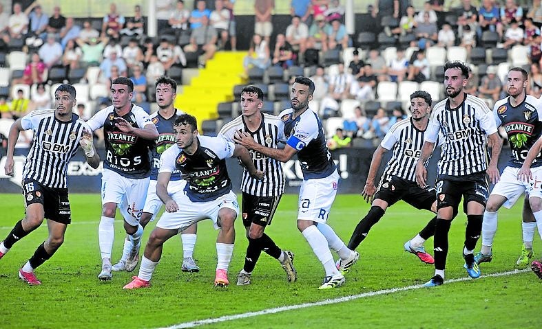 Pugna por ganar el balón en un córner, este domingo en Gal.