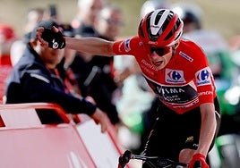 Vingegaard celebra su victoria en la meta de la Bola del Mundo.