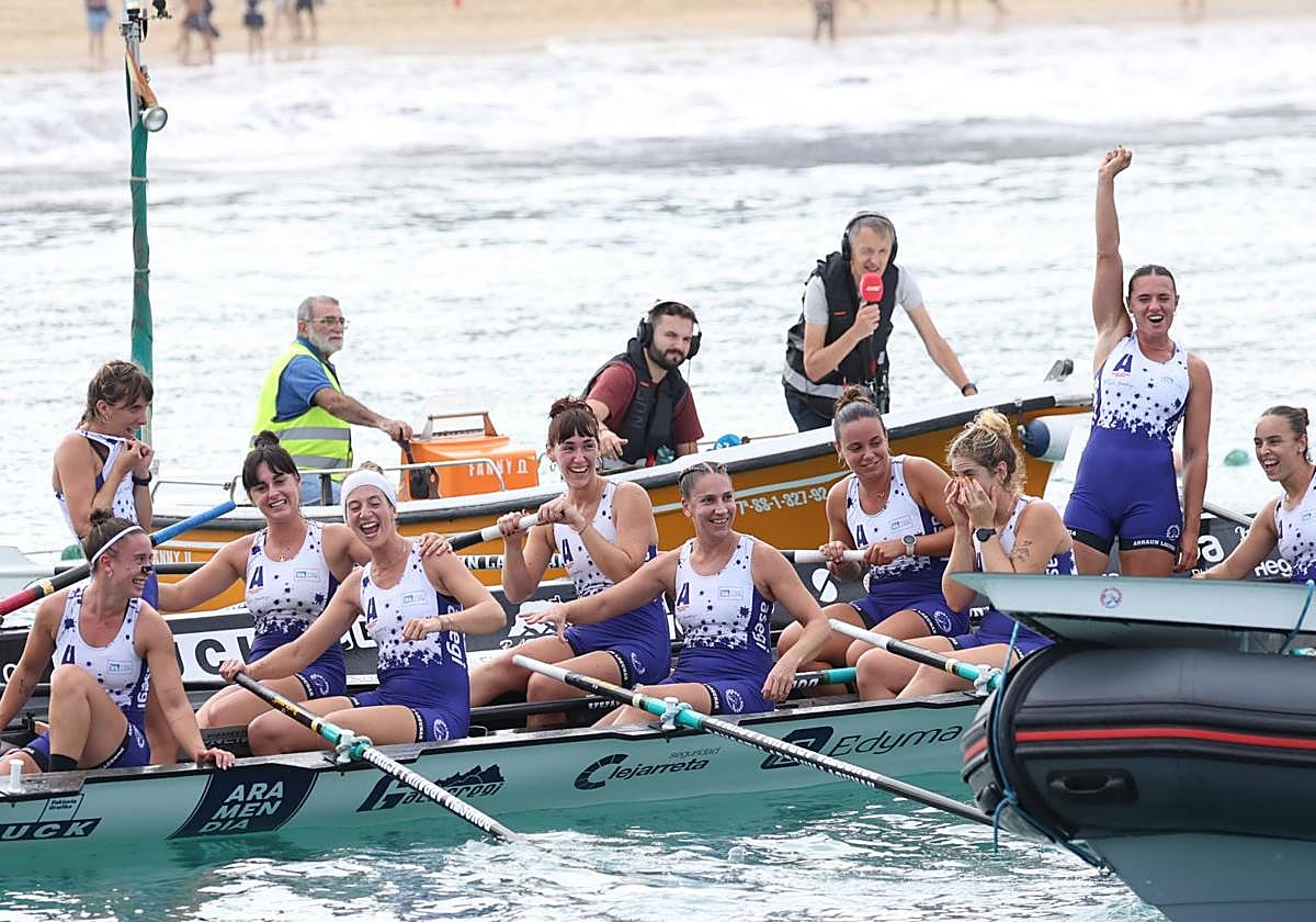 Las remeras de Arraun Lagunak celebran el triunfo de la Bandera de La Concha