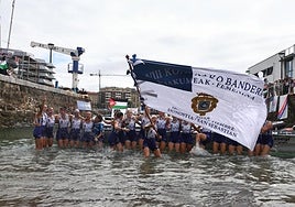 La tripulación de Arraun Lagunak celebra su victoria en la Bandera de La Concha.