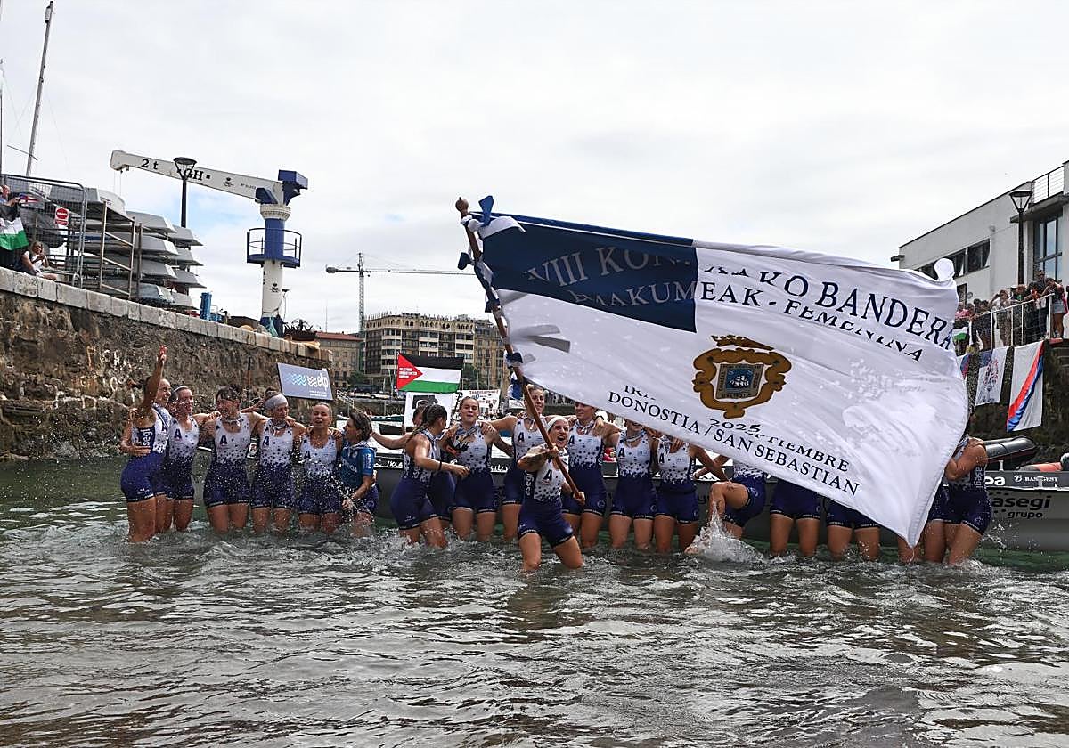 La tripulación de Arraun Lagunak celebra su victoria en la Bandera de La Concha.