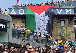 Bandera gigante por Palestina en el Aquarium.