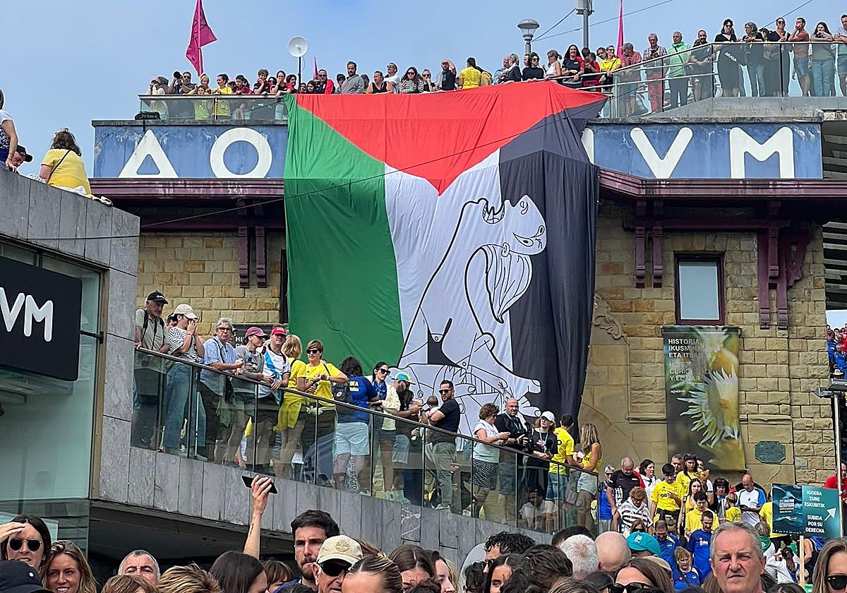 Bandera gigante por Palestina en el Aquarium.