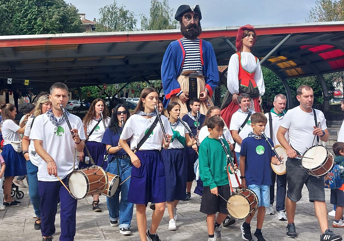 Lezoarras saliendo este domingo a celebrar el Santakrutz Eguna