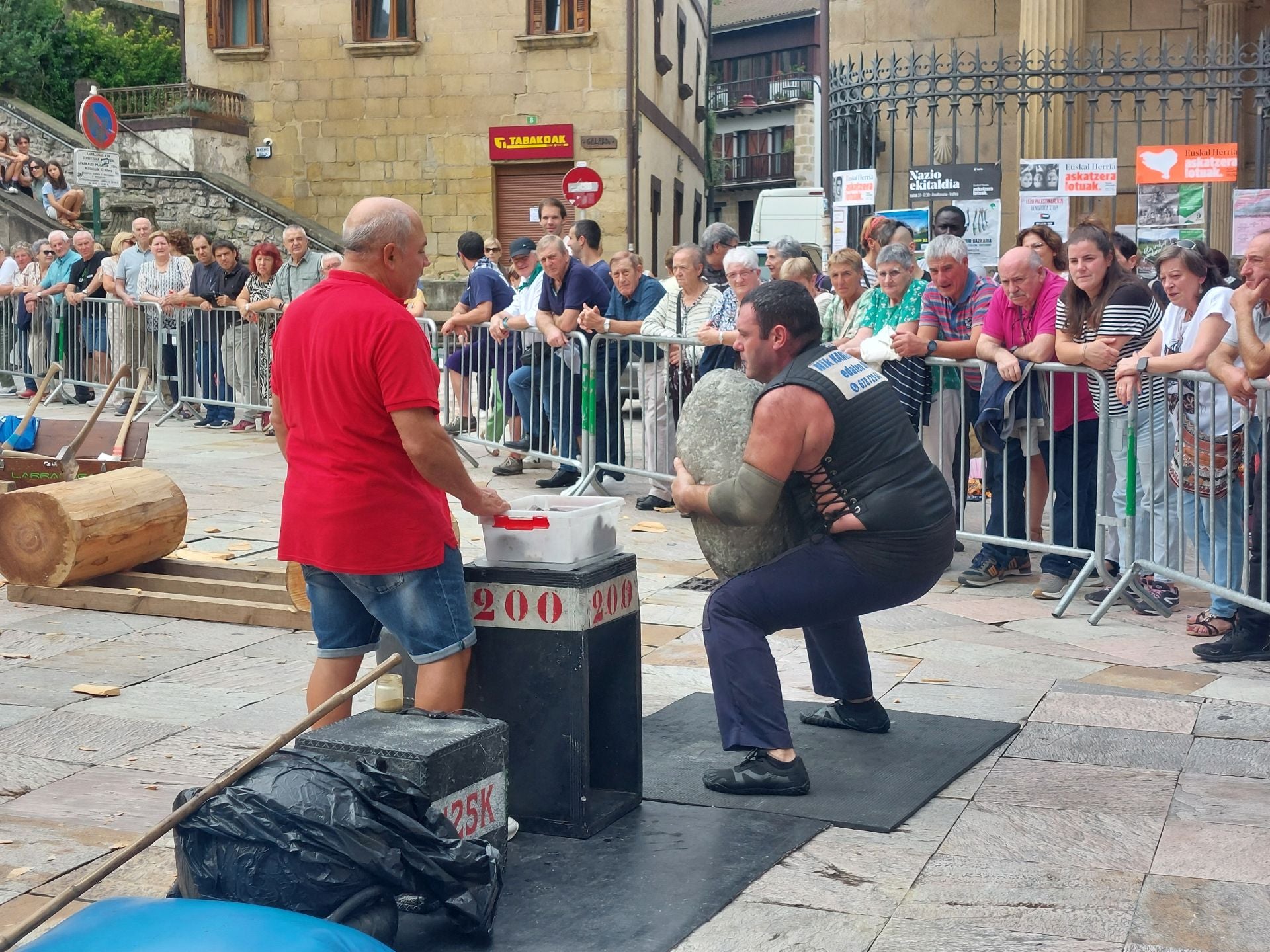 Multitud de lezoarras en el día del Santakrutz Eguna