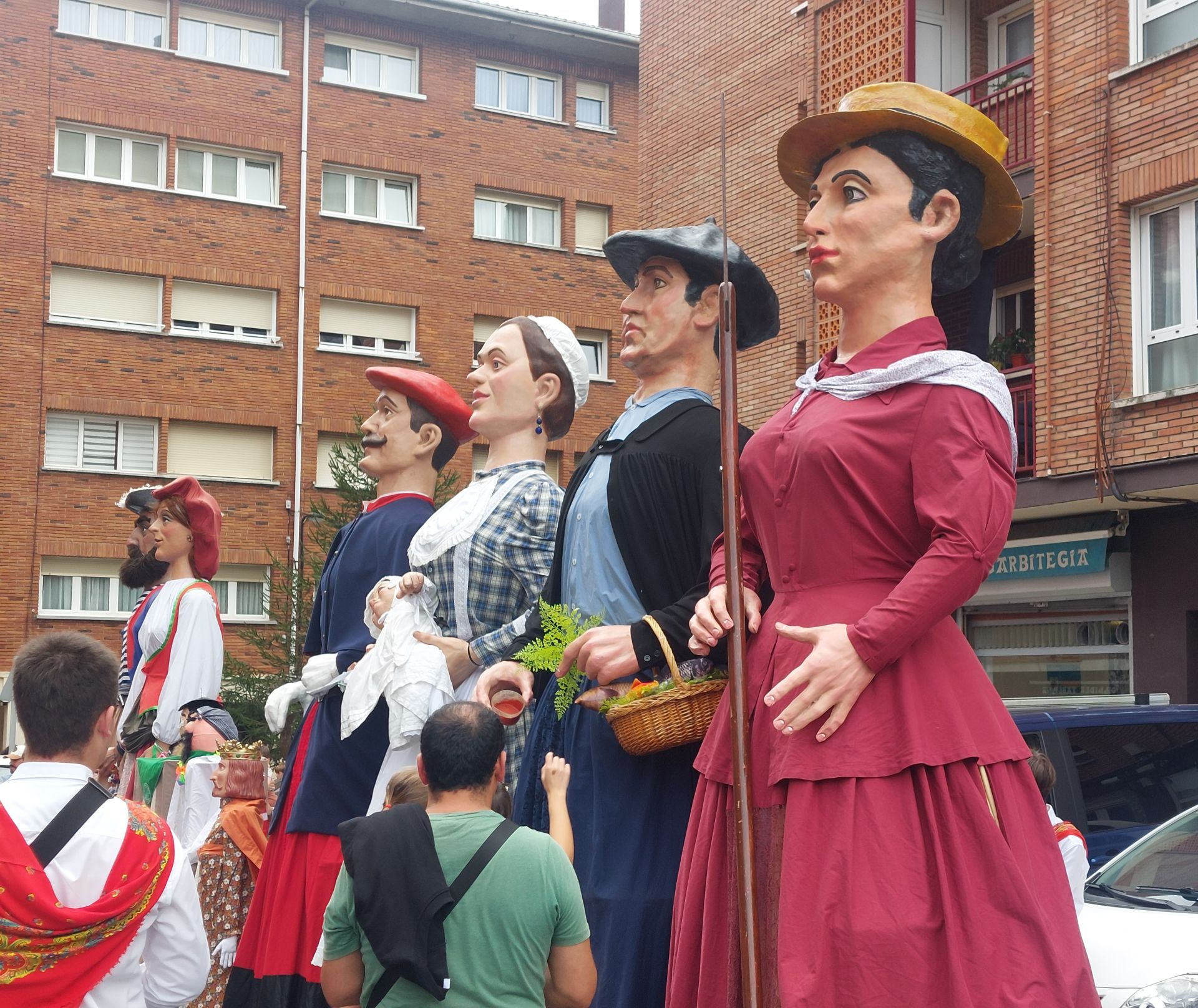 Multitud de lezoarras en el día del Santakrutz Eguna