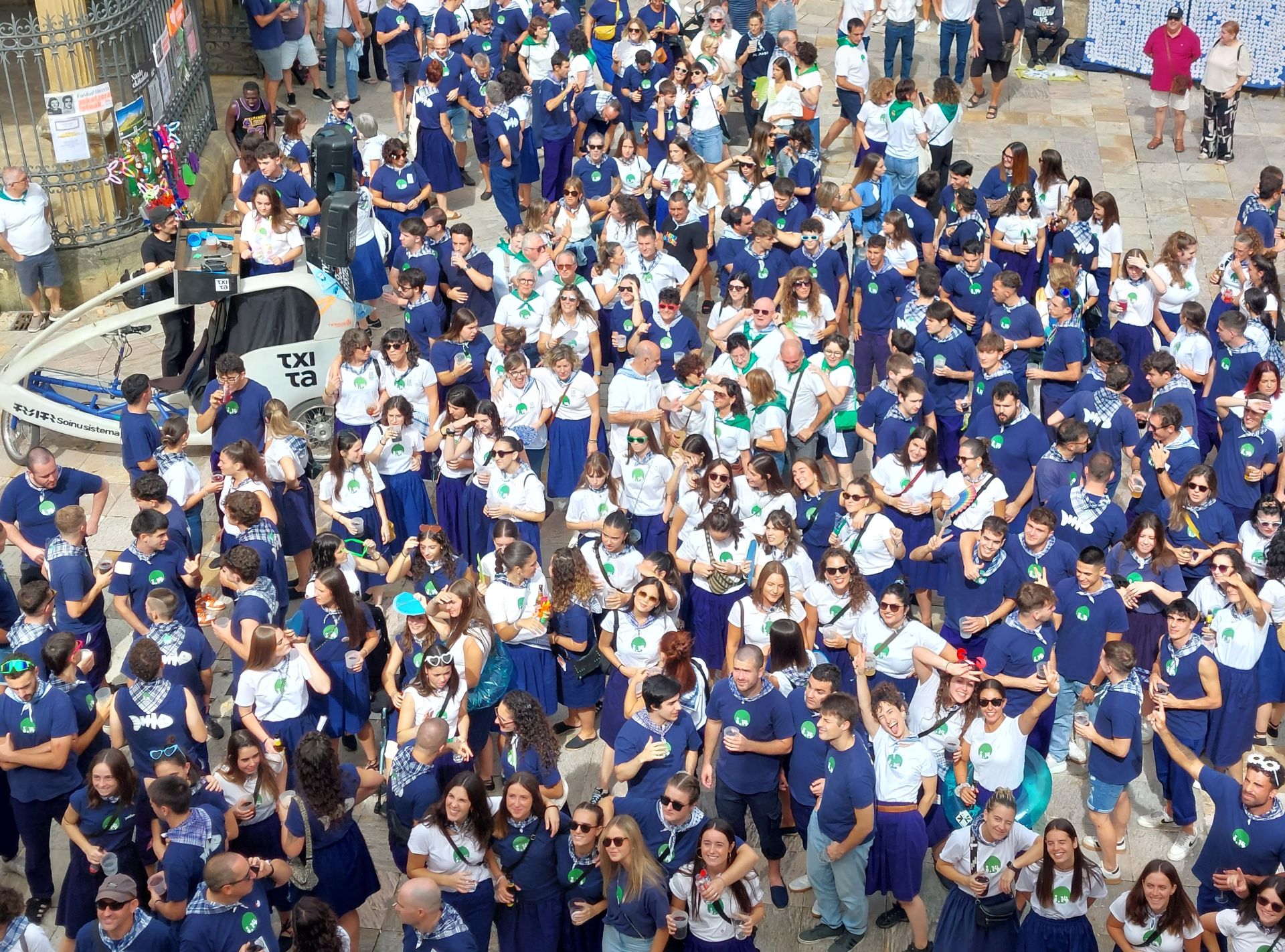 Multitud de lezoarras en el día del Santakrutz Eguna