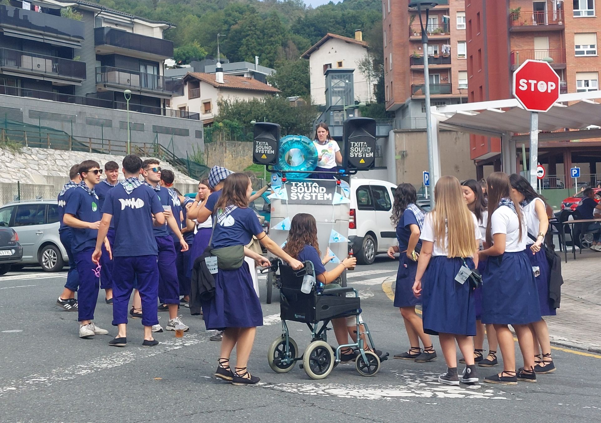 Multitud de lezoarras en el día del Santakrutz Eguna