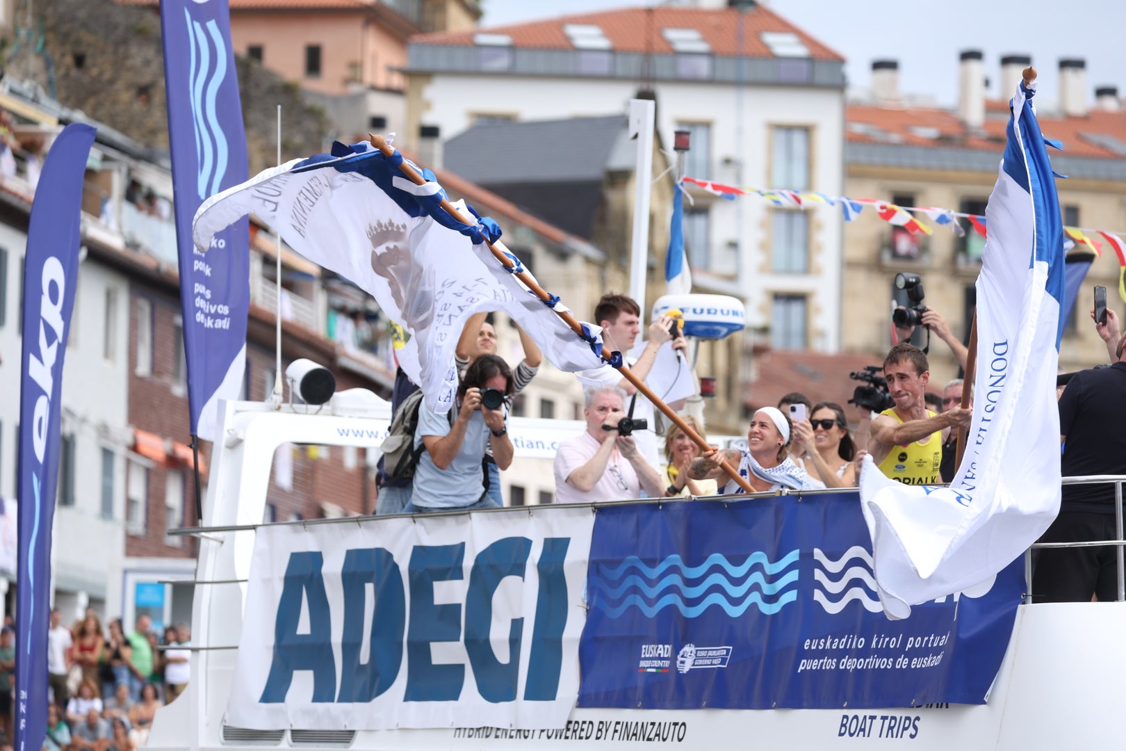 Las exhibiciones de Arraun y Orio dejan ambas Banderas de La Concha en Gipuzkoa cinco años después.