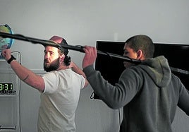 Alumnos del curso de capacitación audiovisual Cecadi mientras trabajan en su cortometraje 'Qubits'.