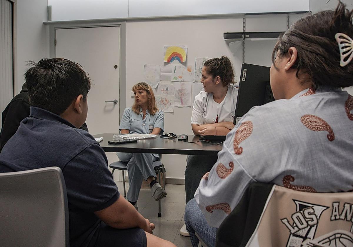 Mattew García, de 8 años, junto a su madre Carla en la consulta de la pediatra Amaia Aristizabal y la enfermera Susana Pajuelo, en el centro de salud de Hernani.