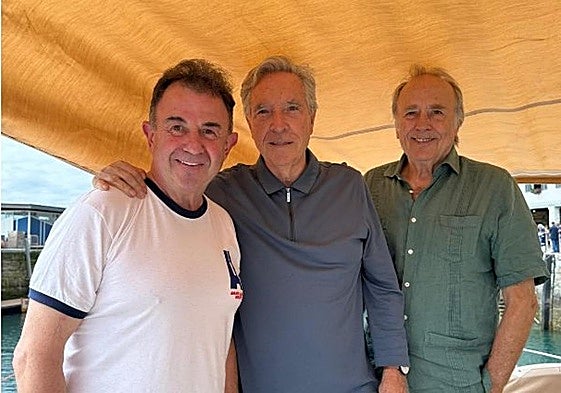 Martín Berasategui, Iñaki Gabilondo y Joan Manuel Serrat en el Muelle de San Sebastián.