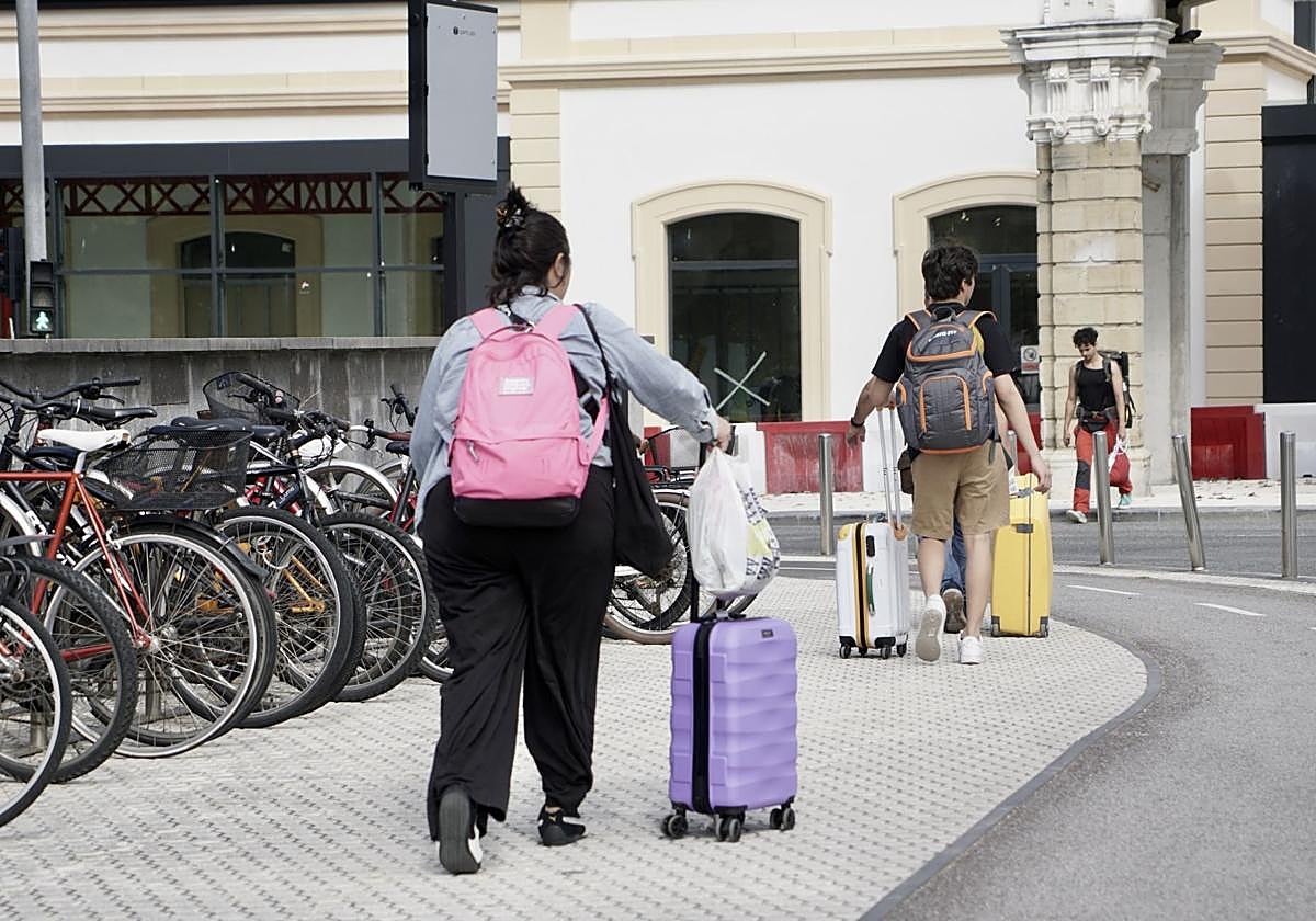 Turistas cerca de la estación de autobuses de Donostia.