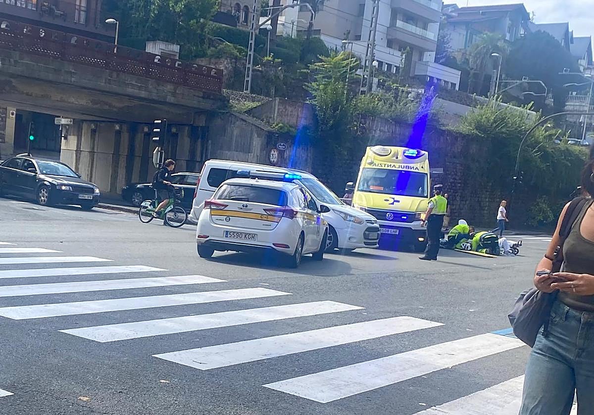 Servicios de emergencia atienden a uno de los heridos en el accidente entre dos motos en Donostia.