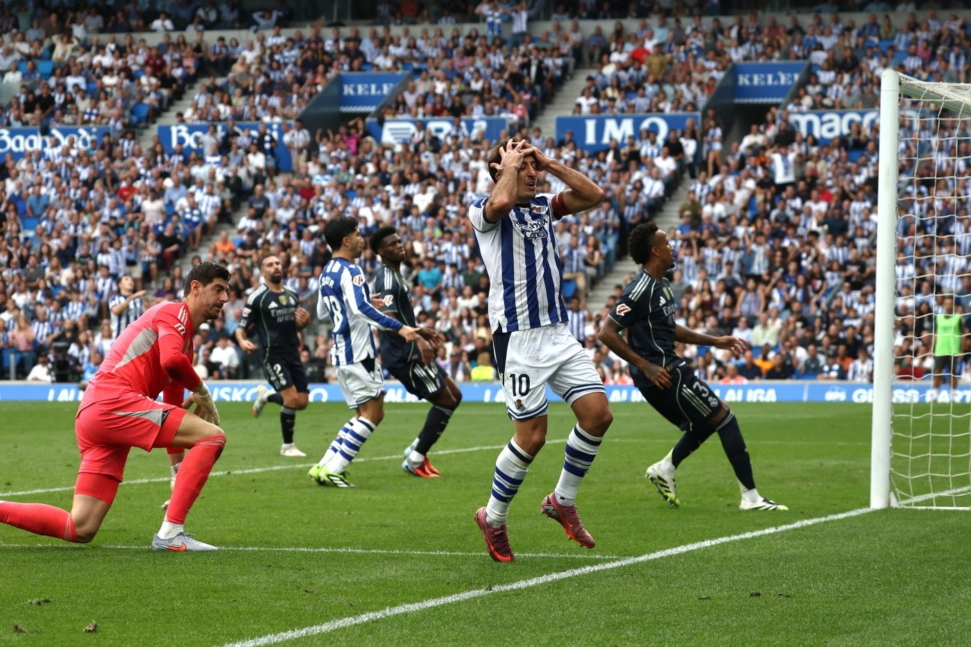Oyarzabal se lamenta después de una ocasión fallada el sábado ante el Real Madrid.