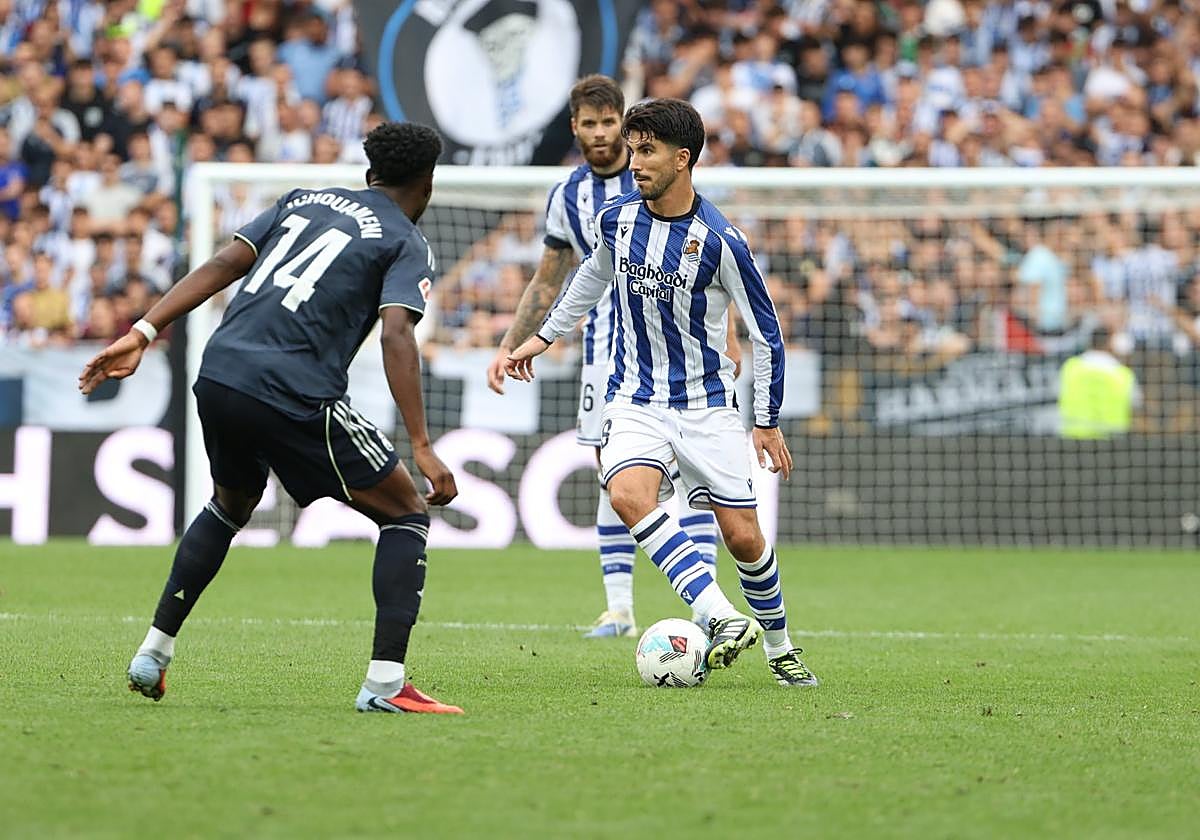 Carlos Soler conduce el balón ante Tchouameni.