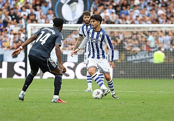Carlos Soler conduce el balón ante Tchouameni.
