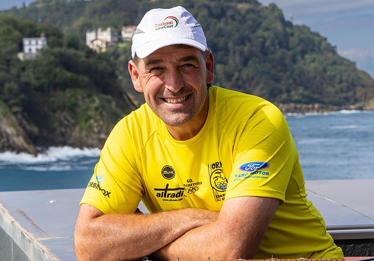 Jon Olasagasti aparece con el trofeo en la ceremonía que tuvo lugar en las cercanías del Aquarium.