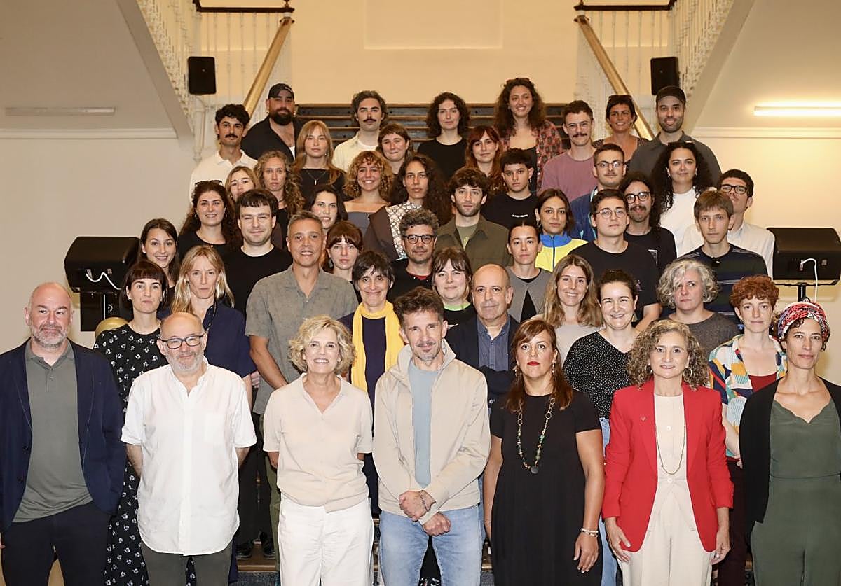 Representantes de las instituciones que participan en la escuela y los nuevos alumnos.