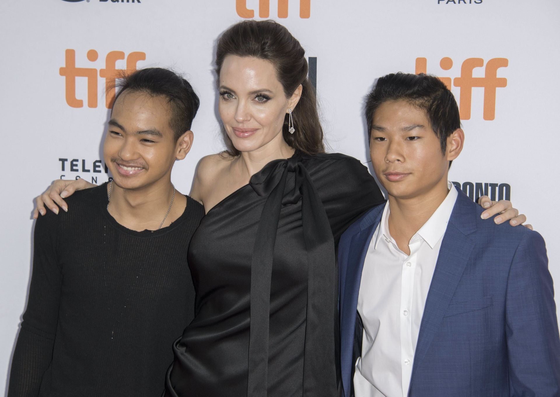 Angelina Jolie tiene seis hijos, tres adoptados y otros trse biológicos. En la imagen, aparece con Maddox y Pax, durante el photocall de la proyección de la película ´Primero mataron a mi padre´ (2017).