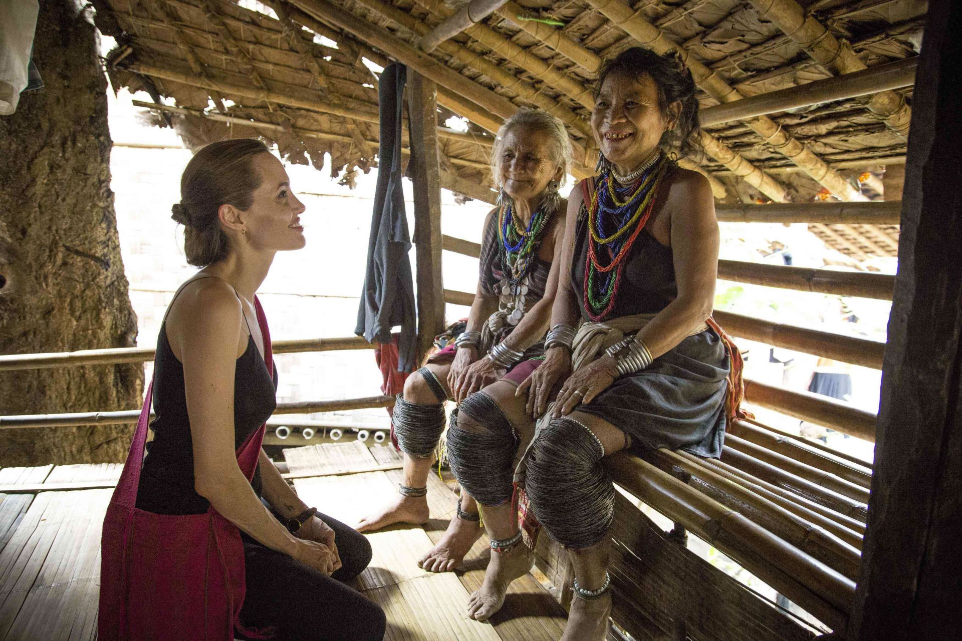 Angelina Jolie, en plena visita a un campo de refugiados en Myanmar, en 2015. La actriz siempre ha mostrado su lado más altruista. 