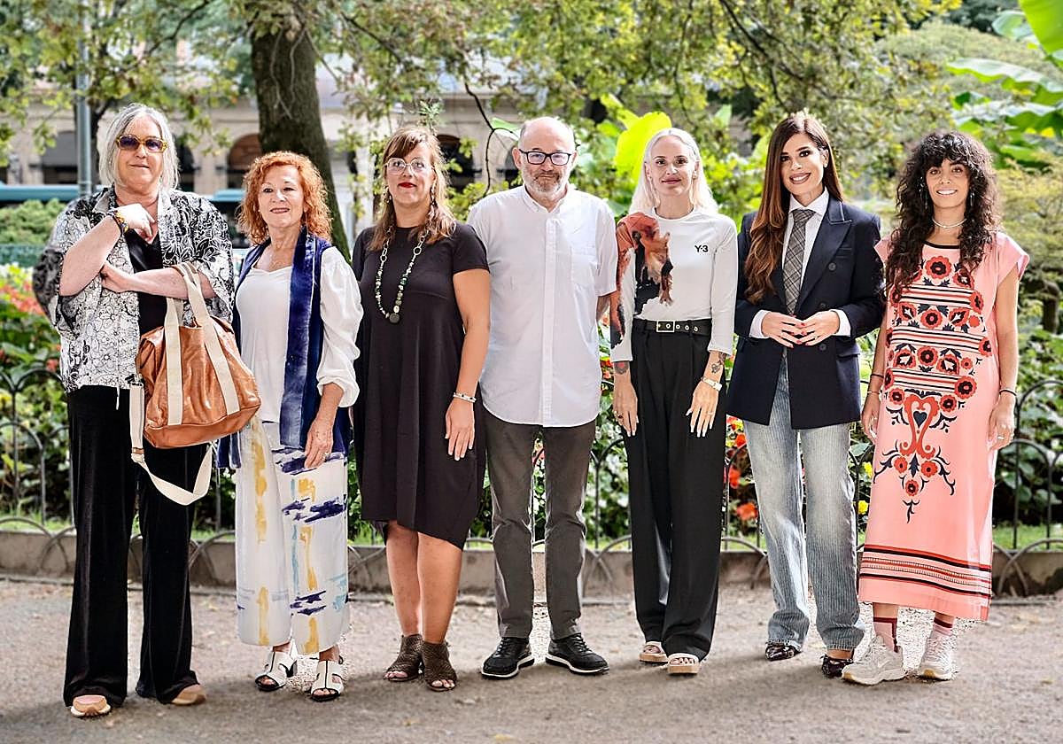 Presentación del proyecto con representantes del Zinemaldia, instituciones, coordinadores y firmas preseleccionadas.