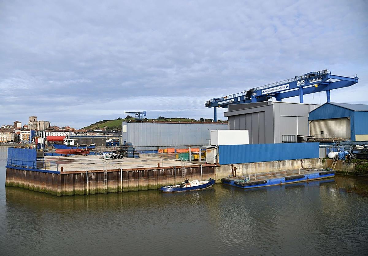 Exterior de Astilleros Balenciaga en Zumaia, cuyo futuro se ha despejado con la oferta del grupo árabe.