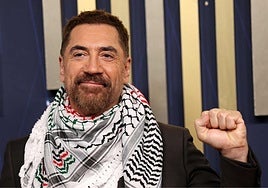 Javier Bardem posa con el puño en alto y un pañuelo palestino a su llegada a la gala de los premios Emmy.