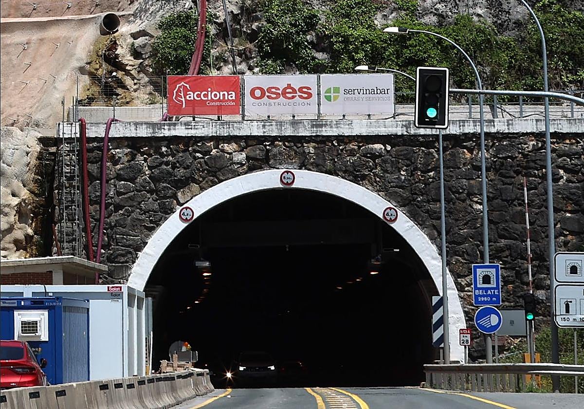 Vehículos circulando por el túnel de Belate, el pasado 18 de junio.