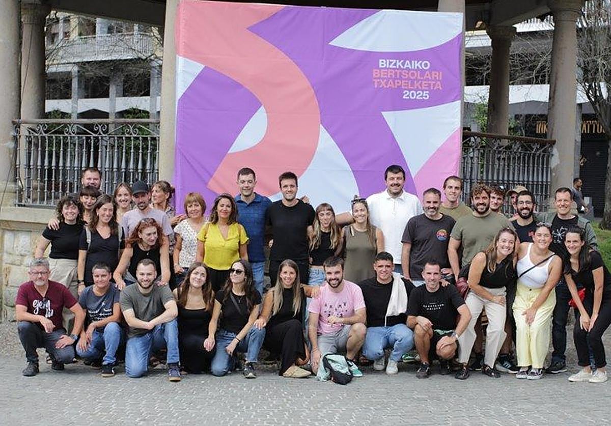 Zornotzan larunbateko aurkezpenean parte hartu zuten bertsolari eta antolatzaileak.