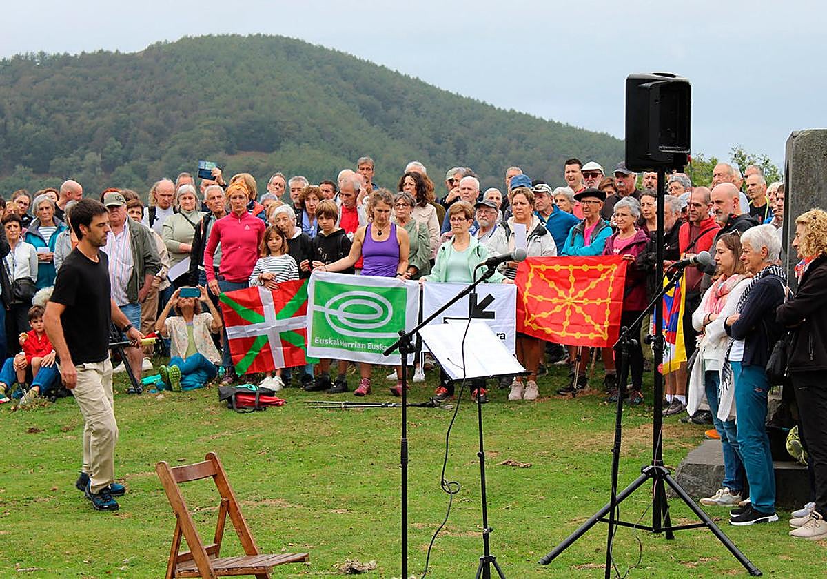 Homenaje en Agiña a Karlos Santiago, montañero irundarra fallecido en agosto en el Pirineo