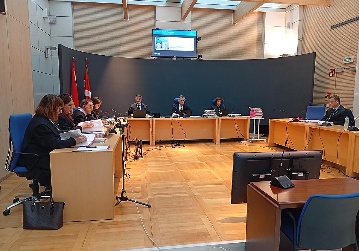 Las tres acusaciones, la fiscal, el tribunal y la defensa, en el comienzo del juicio este lunes.