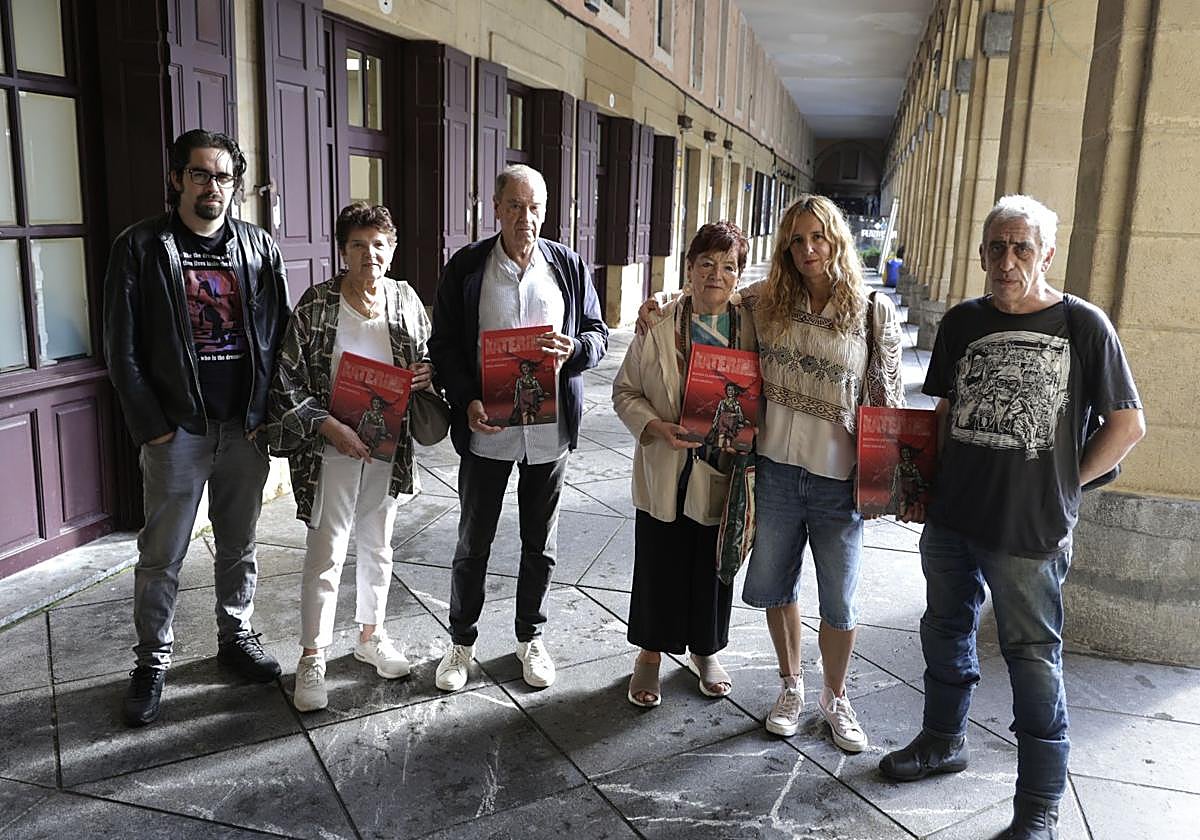 Maitena Illarramendi eta Iñigo Sarasola (eskubian) eta Kateriñen beste senide batzuk.