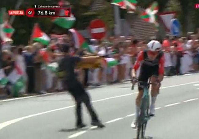 Momento en el que los agentes tratan de contener a los manifestantes en la zona de Lumbier.
