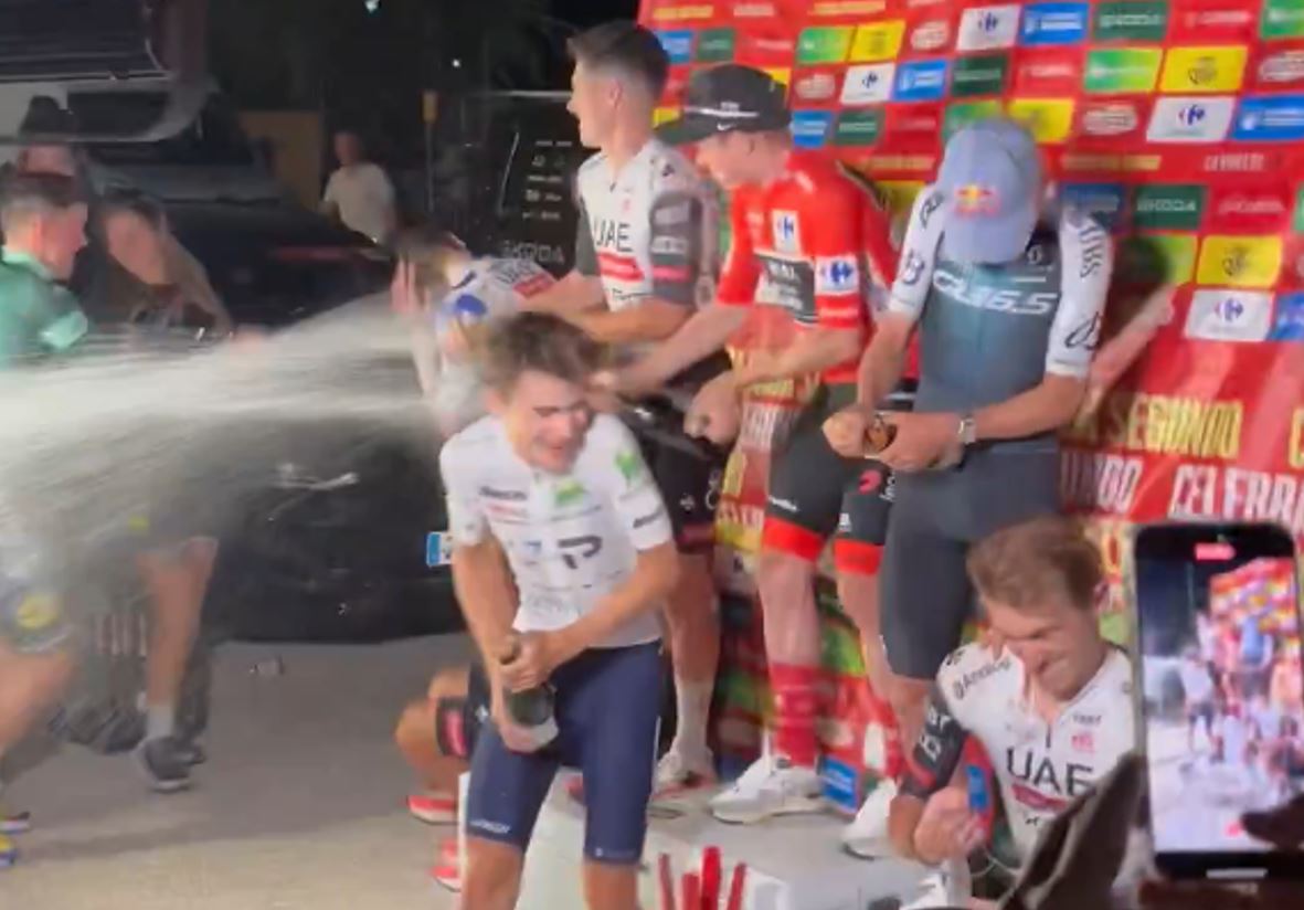 Podio improvisado en un parking del hotel.