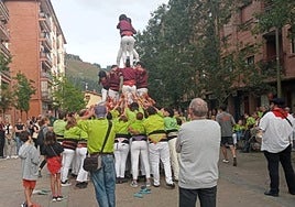 Espectacular actuación de los castellers a su paso por Laubide, primera parada de una gran maratón de castillos hasta la plaza Euskal Herria.